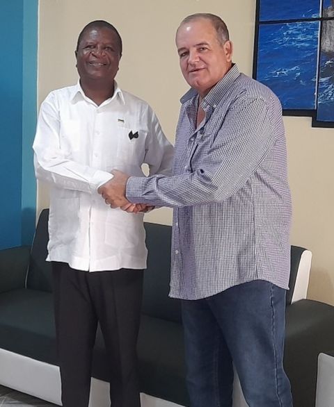 visita del excelentísimo Señor Eliseu Joaquín Machava Embajador Extraordinario y Plenipotenciario de la República de Mozambique en Cuba 1