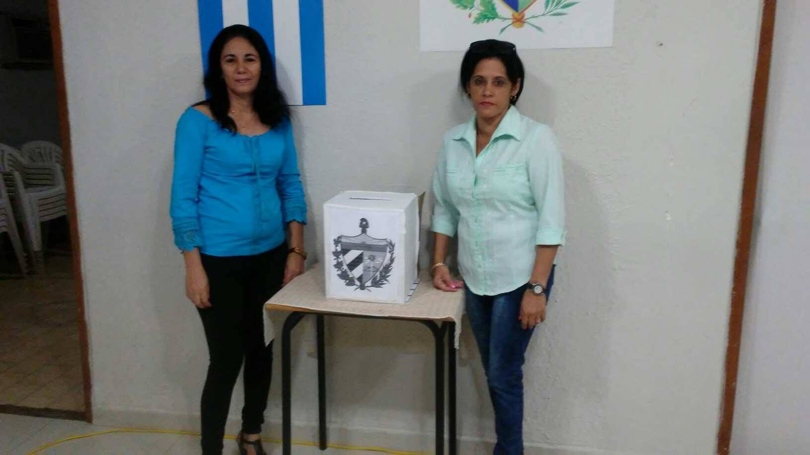 Educadores de Ciego de Avila en Venezuela dan su voto por la constitucion