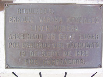 Tarja en el lugar donde fue asesinado Enrique Varona