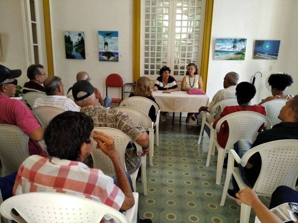 MESA PANEL EN LA UNEAC