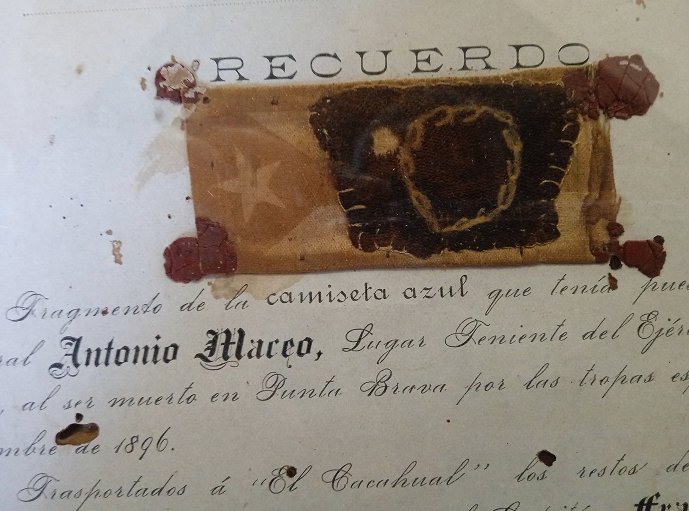 La pieza perteneciente a Antonio Maceo se encuentra incrustada a una bandera cubana