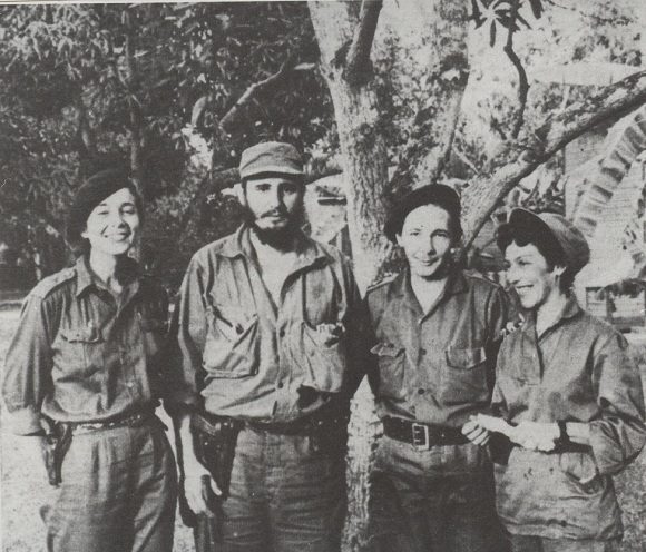 Vilma Espín junto a Fidel, Raúl y Celia