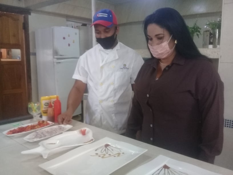 Conceden Placa Amistad Culinaria a titular de pequeña empresa El Pino Atrevido