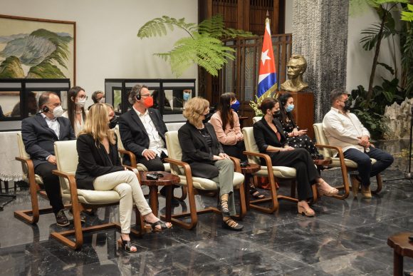 Presidente cubano recibe a delegación de europarlamentarios