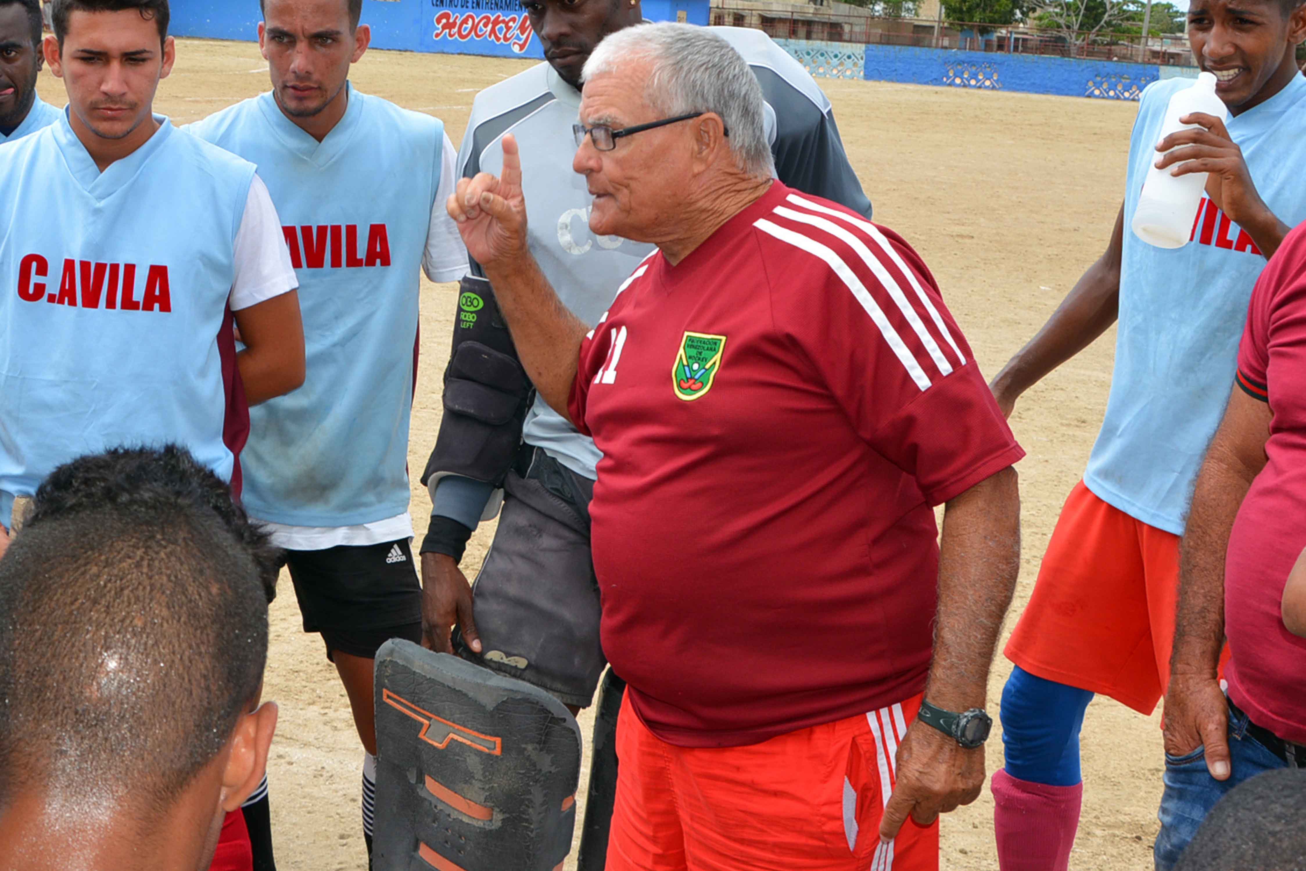 Entrenador “resabioso” de 32 coronas en vitrina   