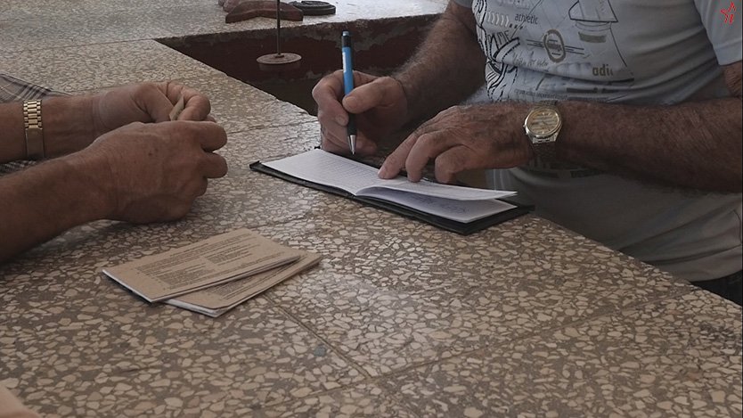 En una bodega mientras anotan en la libreta de consumidor. Foto: Katia Siberia