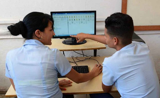 Solo en Las Tunas hay más de 80 escuelas con acceso a Internet. Rodolfo Blanco Cue ACN