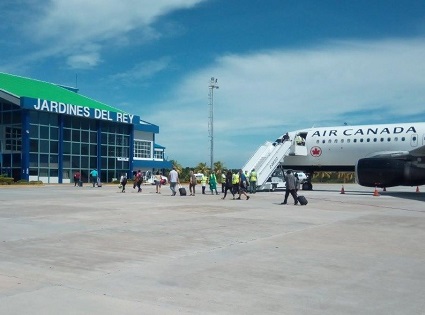 En reseña histórica del aeropuerto Cayo Coco, imagen del arribo de pasajeros