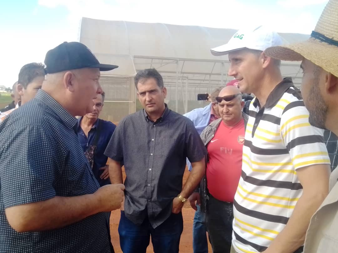 Jorge Luis Tapia Fonseca vice primer ministro de la República de Cuba en un área de la UEB Vegetales de Empresa Agroindustrial Ceballos