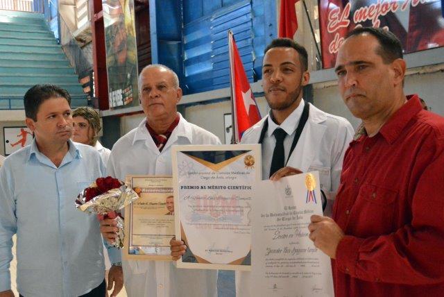 Los mejores graduados recibieron el reconocimiento de manos de autoridades de la provincia
