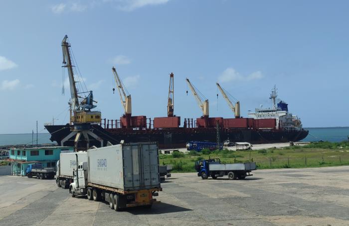 Puerto de Nuevitas con buque y camiones de carga. Foto Jorge Enrique Jerez Belisario