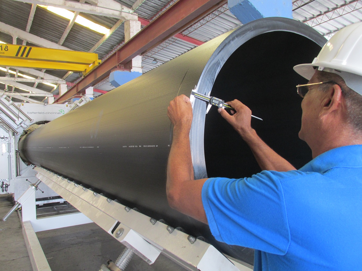 Un especialista realiza una prueba de rutina a uno de los tubos de 1 200 milímetros que será empleado en la conductora Cuenca Sur 